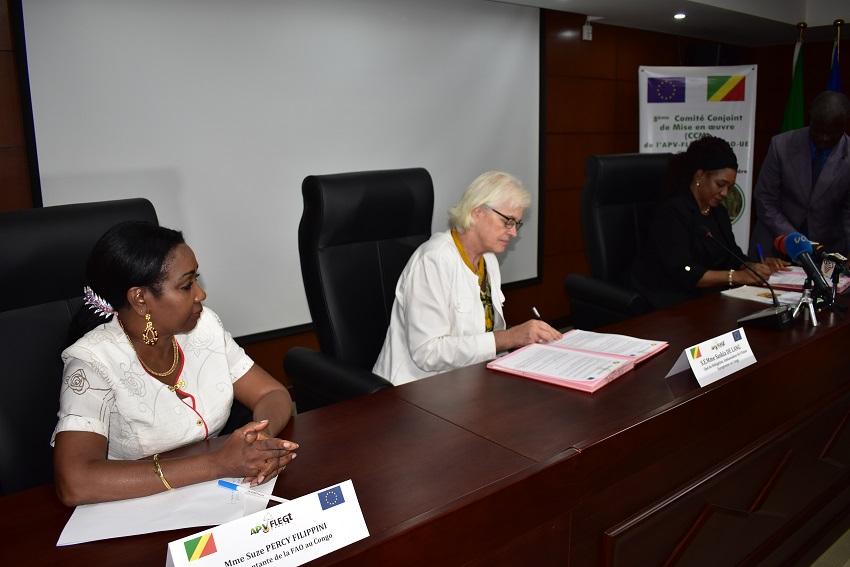 Rosalie MATONDO et Saskia De LANG paraphant l'aide-mémoir du 8ème CCM en présence de Percy FILIPINI Représentante de la FAO Rosalie MATONDO et Saskia De LANG paraphant l'aide-mémoir du 8ème CCM en présence de Percy FILIPINI Représentante de la FAO